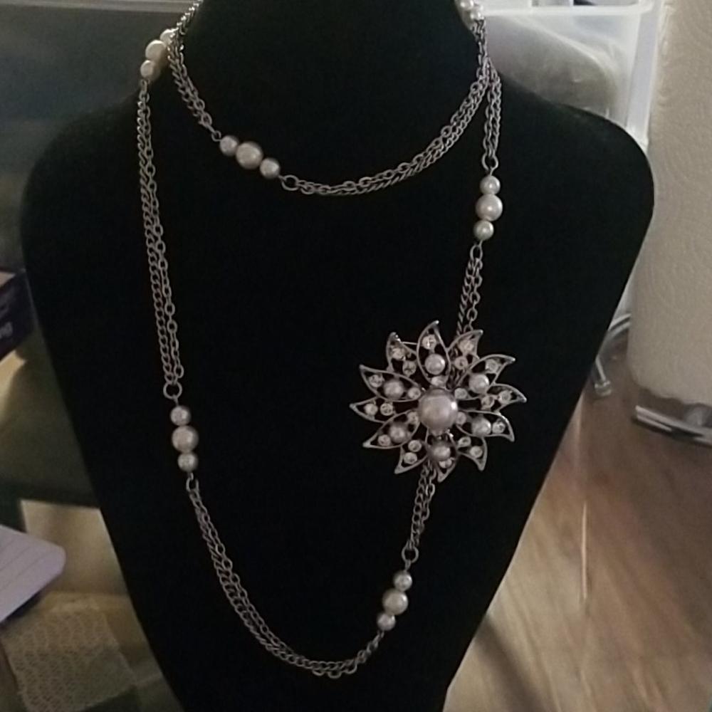 Faux pearl brooch and necklace - Picture 1 of 4